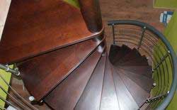 ДЕРЕВЯННЫЕ И ЛЕСТНИЦЫ ИЗ МЕТАЛЛА — КАКУЮ ВЫБРАТЬ?