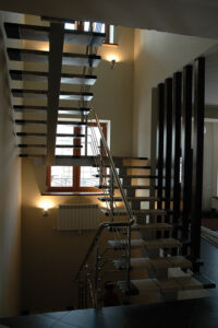 ПРОЗРАЧНАЯ ЛЕСТНИЦА С НАБОРНЫМИ СТУПЕНЯМИ