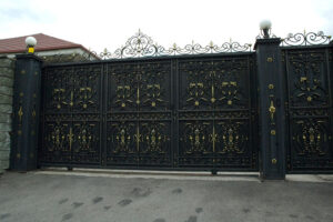 КОВАННЫЕ ВОРОТА