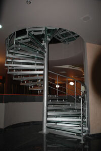 ВИНТОВАЯ ЛЕСТНИЦА ИЗ СБОРНЫХ ЭЛЕМЕНТОВ