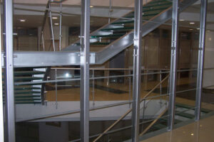 ЛЕСТНИЦА СО СТЕКЛЯННЫМИ СТУПЕНЯМИ