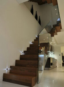 ДЕРЕВЯННАЯ ЛЕСТНИЦА НА МЕТАЛЛОКАРКАСЕ