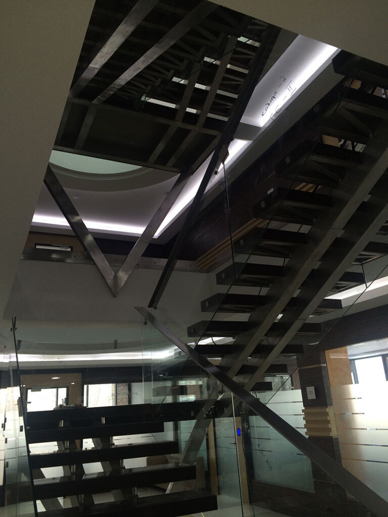 ЛЕСТНИЦА ИЗ ЛИСТОВОЙ НЕРЖАВЕЮЩЕЙ СТАЛИ