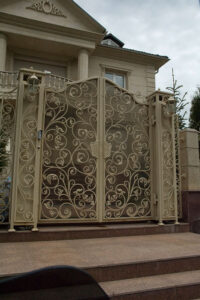 ВОРОТА ИЗ КОВАНЫХ ЭЛЕМЕНТОВ